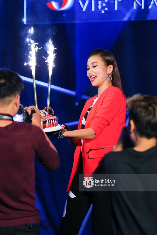 Thanh Hằng tuyệt đẹp trong buổi sinh nhật bất ngờ c&ugrave;ng Vietnams Next Top Model - Ảnh 4.
