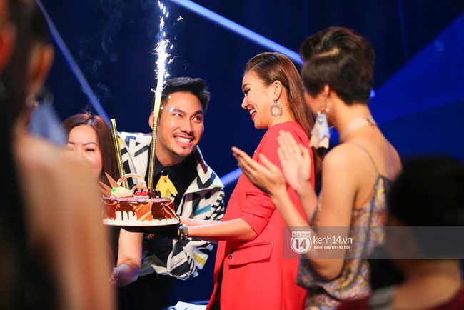 Thanh Hằng tuyệt đẹp trong buổi sinh nhật bất ngờ c&ugrave;ng Vietnams Next Top Model - Ảnh 9.