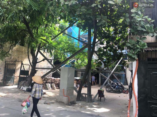 H&agrave; Nội: Giỡn mặt với tử thần, nhiều người vẫn leo tr&egrave;o phơi phế liệu dưới ch&acirc;n cột điện cao thế - Ảnh 10.