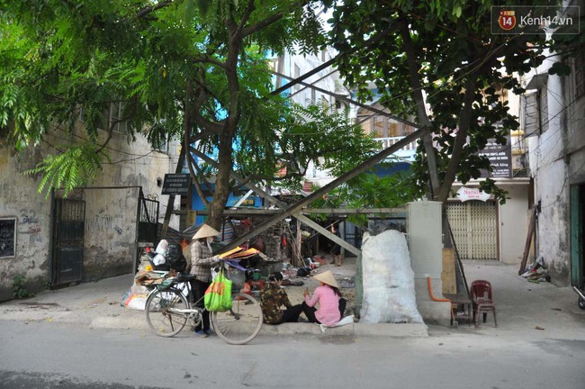 Hà Nội: Giỡn mặt với tử thần, nhiều người vẫn leo trèo phơi phế liệu dưới chân cột điện cao thế - Ảnh 1.