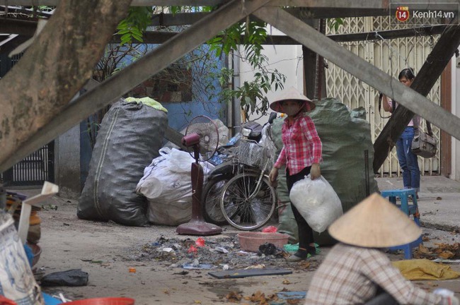 Hà Nội: Giỡn mặt với tử thần, nhiều người vẫn leo trèo phơi phế liệu dưới chân cột điện cao thế - Ảnh 3.