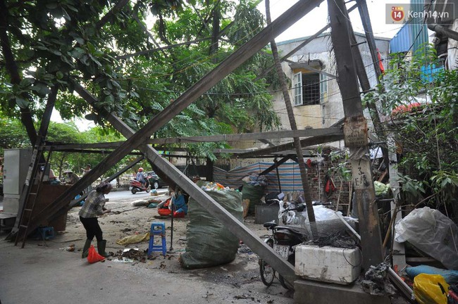 Hà Nội: Giỡn mặt với tử thần, nhiều người vẫn leo trèo phơi phế liệu dưới chân cột điện cao thế - Ảnh 8.