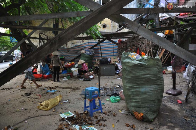 Hà Nội: Giỡn mặt với tử thần, nhiều người vẫn leo trèo phơi phế liệu dưới chân cột điện cao thế - Ảnh 2.