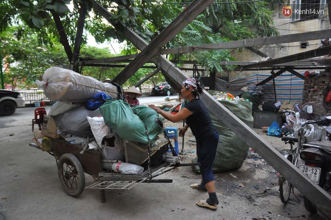 Hà Nội: Giỡn mặt với tử thần, nhiều người vẫn leo trèo phơi phế liệu dưới chân cột điện cao thế - Ảnh 5.