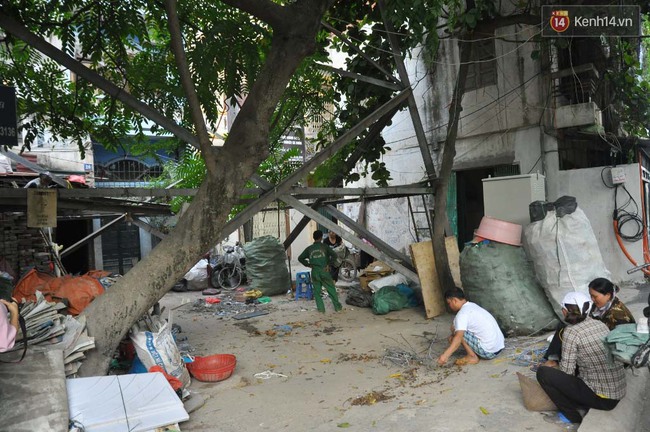 Hà Nội: Giỡn mặt với tử thần, nhiều người vẫn leo trèo phơi phế liệu dưới chân cột điện cao thế - Ảnh 4.