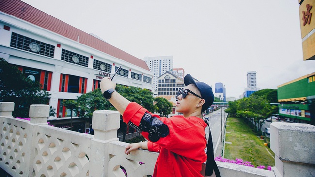 Trung Qu&acirc;n mang cả Singapore v&agrave;o MV Thả v&agrave;o mưa - Ảnh 5.