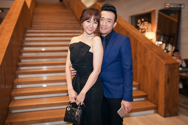 Trấn Th&agrave;nh t&igrave;nh tứ &ocirc;m Hari Won, H&ograve;a Minzy khoe eo gợi cảm trong sự kiện - Ảnh 5.