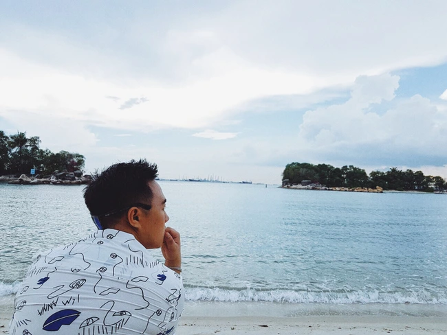 Trung Qu&acirc;n mang cả Singapore v&agrave;o MV Thả v&agrave;o mưa - Ảnh 8.