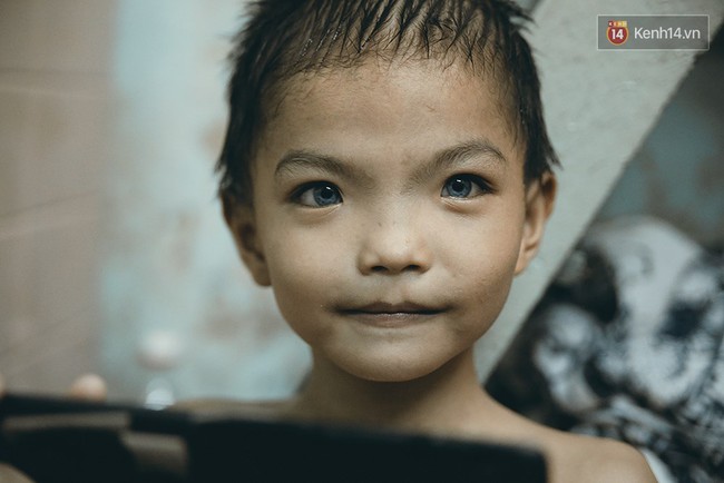 Đôi mắt màu xanh kỳ lạ của hai anh em câm điếc bán vé số nơi xóm nghèo Sài Gòn - Ảnh 7.