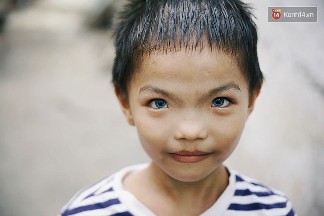 Đôi mắt màu xanh kỳ lạ của hai anh em câm điếc bán vé số nơi xóm nghèo Sài Gòn - Ảnh 12.