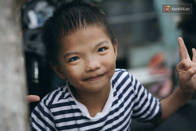 Đôi mắt màu xanh kỳ lạ của hai anh em câm điếc bán vé số nơi xóm nghèo Sài Gòn - Ảnh 13.