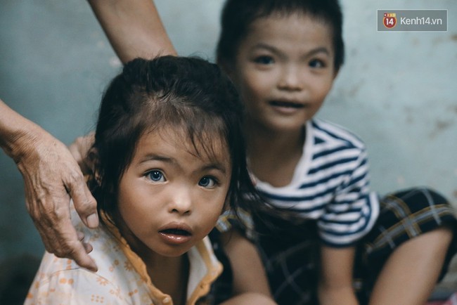 Đôi mắt màu xanh kỳ lạ của hai anh em câm điếc bán vé số nơi xóm nghèo Sài Gòn - Ảnh 5.