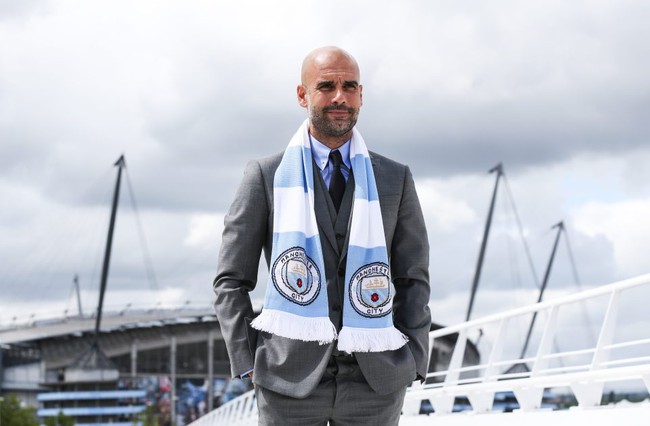 Điều ít biết về lương, thưởng của Pep ở Man City - Ảnh 1.