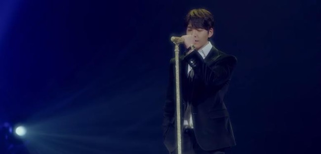 Uncontrollably Fond: Kim Woo Bin tỏ t&igrave;nh với Suzy trước to&agrave;n thể người h&acirc;m mộ - Ảnh 4.