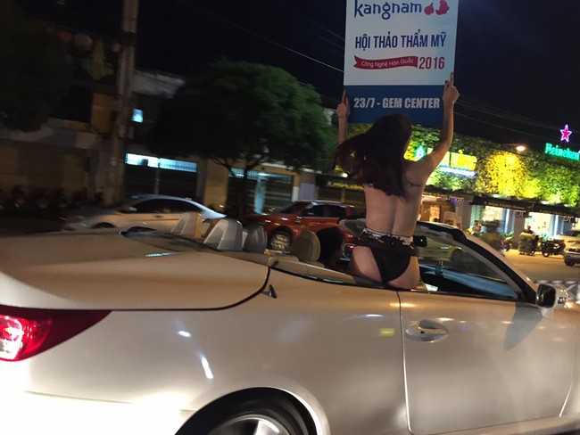Cô gái mặc bikini uốn éo trên xe mui trần ở phố đi bộ Nguyễn Huệ - Ảnh 3.