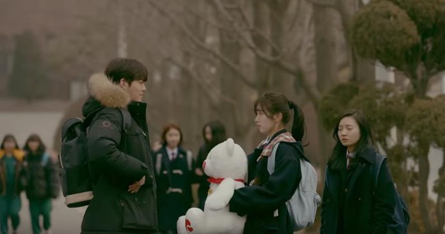 Uncontrollably Fond: Kim Woo Bin tỏ t&igrave;nh với Suzy trước to&agrave;n thể người h&acirc;m mộ - Ảnh 11.