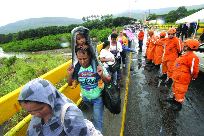 Đây là hình ảnh hàng chục nghìn người Venezuela đổ xô vượt biên sang nước khác vì ĐÓI - Ảnh 7.