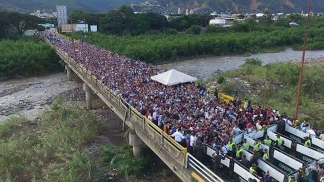 Đây là hình ảnh hàng chục nghìn người Venezuela đổ xô vượt biên sang nước khác vì ĐÓI - Ảnh 1.