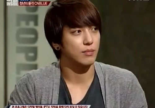 yong-hwa-cnblue-duoc-phat-hien-nho-anh-tu-suong