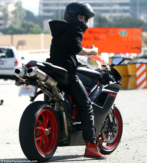 Justin Bieber chuyển sang cưỡi môtô sau sự cố xe hơi 1