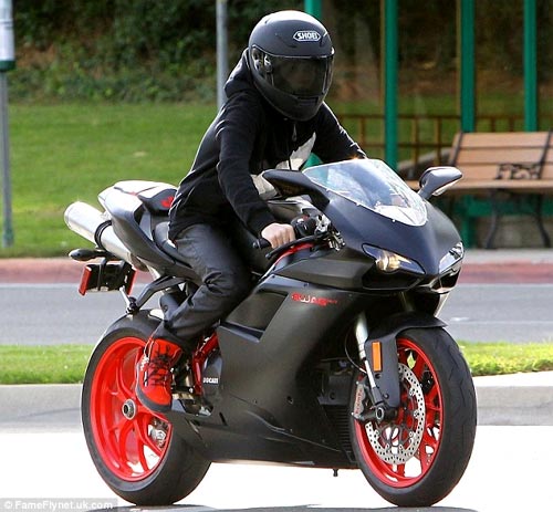 Justin Bieber chuyển sang cưỡi môtô sau sự cố xe hơi 4