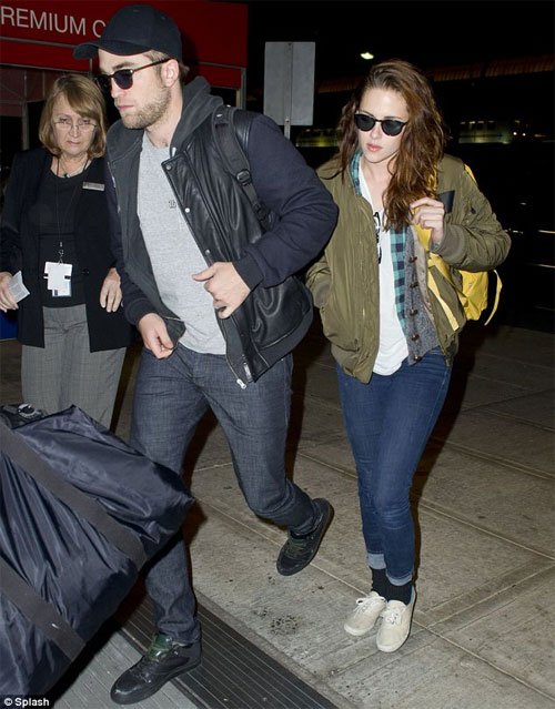 Rob và Kris cùng diện đồ đôi ở sân bay 1