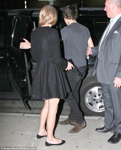 Taylor Swift cùng Harry Styles về khách sạn lúc 4 giờ sáng 1