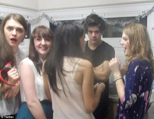 Harry Styles "trốn" đi tiệc tùng với gái sau khi tiễn Taylor Swift  2