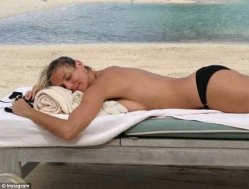 Sốc với màn thả rông tắm nắng của Heidi Klum 2