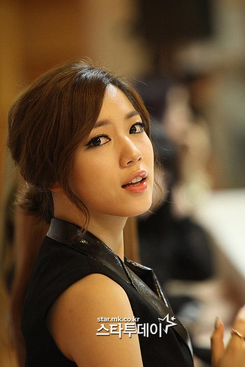 Hyelim (Wonder Girls) tranh thủ chụp ảnh với “cô dâu” Sunye 4