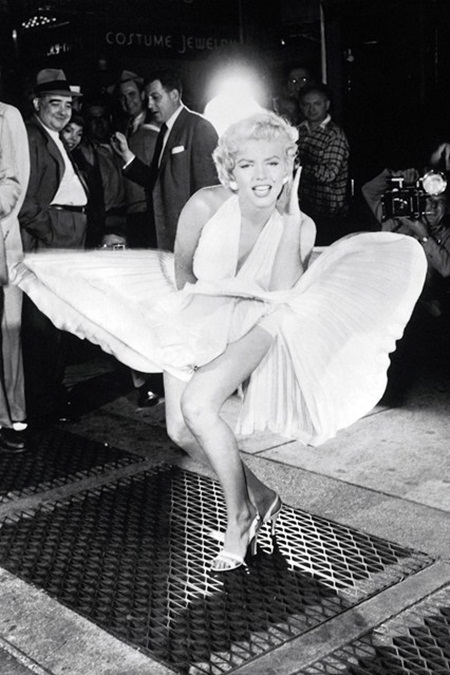 Marilyn Monroe làm 'chao đảo' giới thời trang bằng những chiếc váy gợi cảm  này