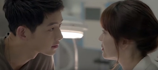 Song Joong Ki giở m&aacute;nh t&aacute;n đ&agrave;n chị Song Hye Kyo khiến fan nữ ngất ng&acirc;y - Ảnh 1.