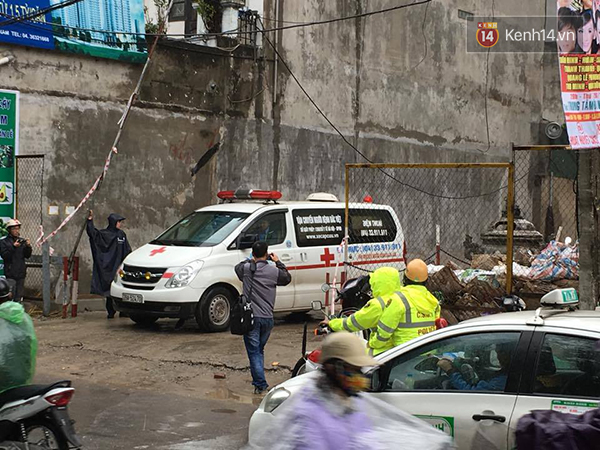 13h20, xe cứu thương bắt đầu đưa nạn nhân tử vong ra ngoài.