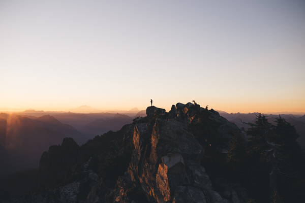 Mặt Trời mọc trên rặng núi Pilchuck, Washington - Ảnh: Tanner Seablom.