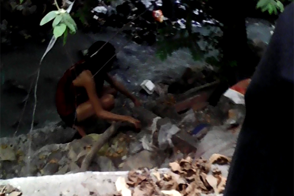 Sau khi được đưa ra, c&ocirc; g&aacute;i vẫn đi lại thất thần dưới mương nước - (Ảnh cắt từ clip).