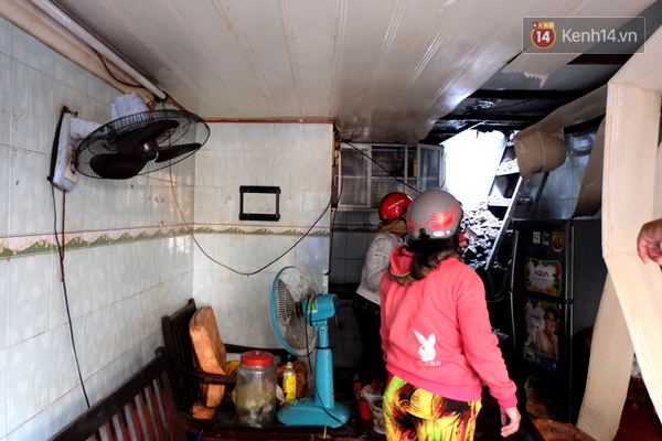 Nh&agrave; b&agrave; Lương Thị Sang ở số 140. S&aacute;ng nay gia đ&igrave;nh b&agrave; phải về đập tường để leo l&ecirc;n g&aacute;c lấy giấy tờ.