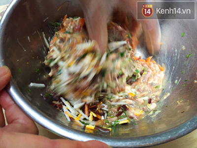 Nem rươi giòn tan thơm lừng khiến nhà hàng xóm cũng phải thèm