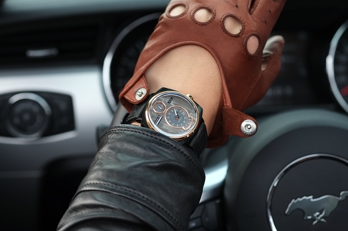 Đồng hồ lịch lãm được làm từ vỏ xe hơi Mustang cổ - Ảnh 2. Đồng hồ lịch lãm được làm từ vỏ xe hơi Mustang cổ - Ảnh 2.