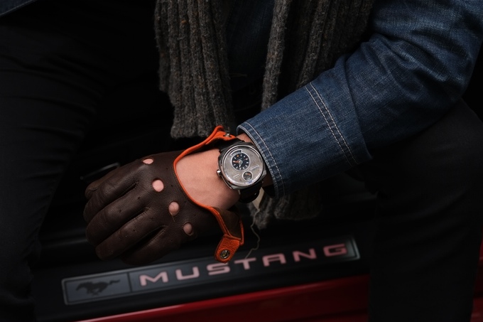 Đồng hồ lịch lãm được làm từ vỏ xe hơi Mustang cổ - Ảnh 7. Đồng hồ lịch lãm được làm từ vỏ xe hơi Mustang cổ - Ảnh 7.