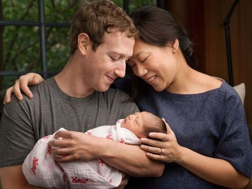 Mark Zuckerberg chụp ảnh với vợ và cô con gái đầu lòng.