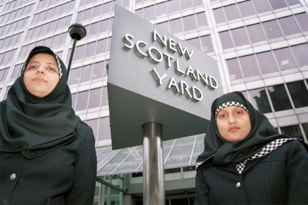 Pháp cấm phụ nữ Hồi giáo mặc burkini tắm biển, Scotland lại khuyến khích phụ nữ mặc trang phục Hồi giáo đi làm - Ảnh 3.