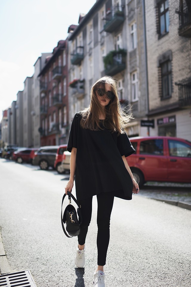 Street style thế giới: &Aacute;o nỉ sweatshirt tiếp tục trở th&agrave;nh item số 1 ng&agrave;y chớm thu - Ảnh 8.