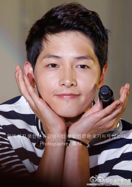 Song Joong Ki nghẹn ng&agrave;o x&uacute;c động đến rơi nước mắt - Ảnh 12.