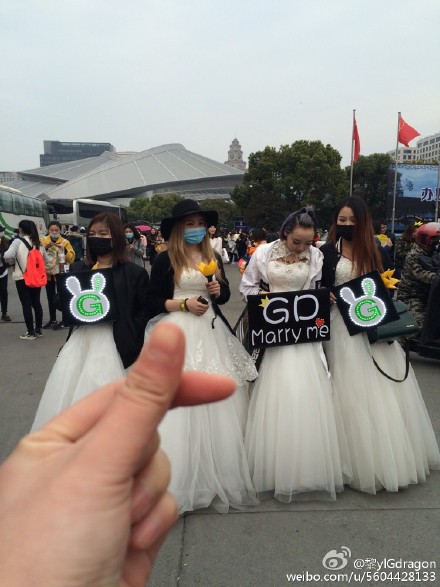 Fan nữ Trung Quốc mặc váy cưới cầu hôn G-Dragon (Big Bang) - Ảnh 3.