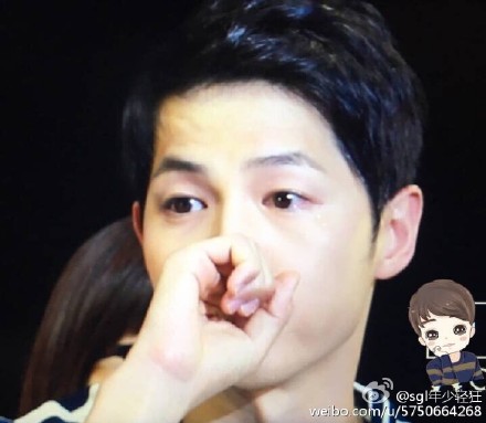 Song Joong Ki nghẹn ng&agrave;o x&uacute;c động đến rơi nước mắt - Ảnh 2.