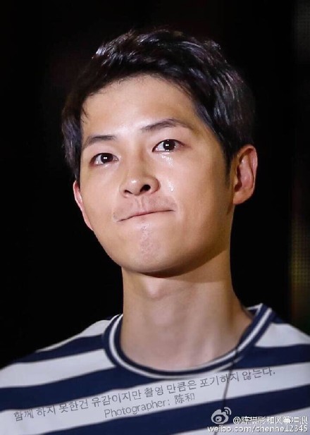 Song Joong Ki nghẹn ng&agrave;o x&uacute;c động đến rơi nước mắt - Ảnh 4.
