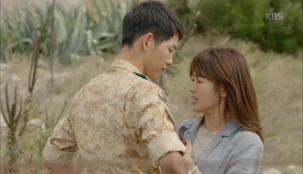 “Hậu Duệ Mặt Trời”: Song Joong Ki sướng phát hờn khi được Song Hye Kyo té lên người - Ảnh 2.