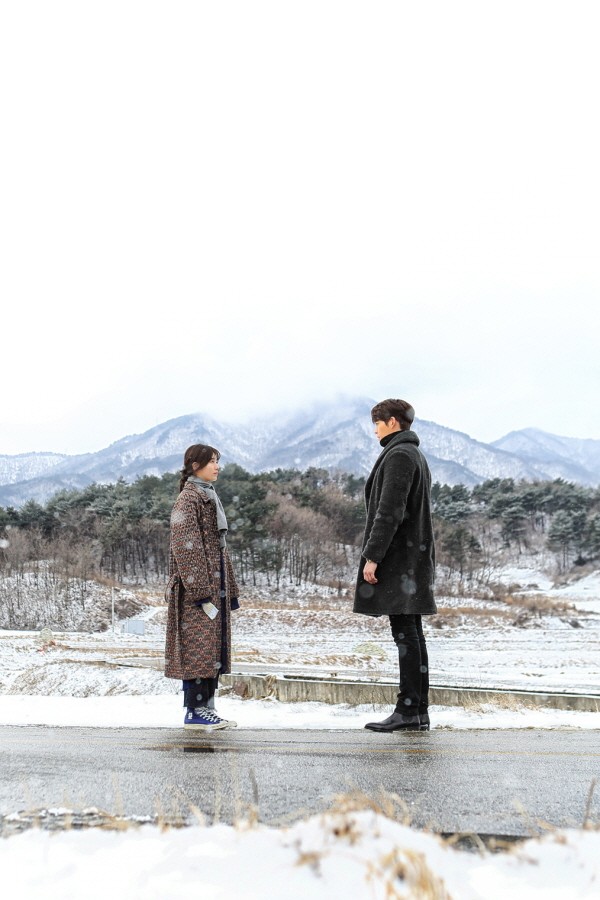 Suzy ngã quỵ trong lòng Kim Woo Bin giữa trời tuyết trắng - Ảnh 1.