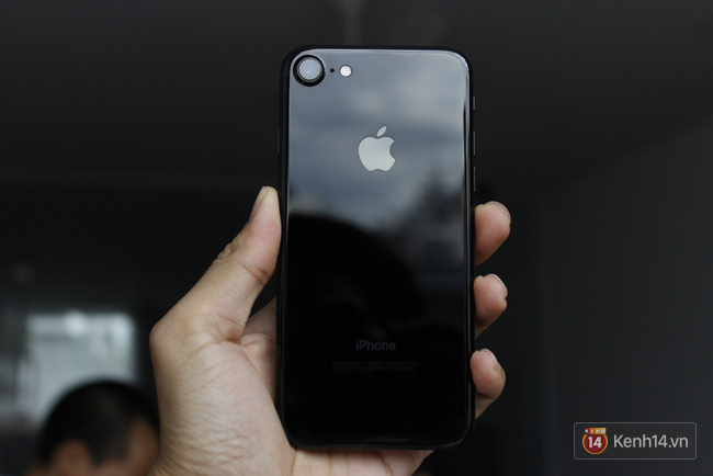 Đã có iPhone 7 đen bóng đầu tiên tại Việt Nam: Đẹp bóng bẩy! - Ảnh 8.
