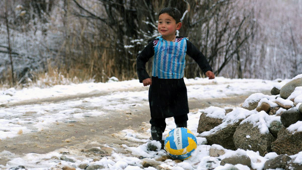 Cái kết trong mơ của cậu bé nghèo lấy túi nilon làm áo đấu Messi - Ảnh 2.
